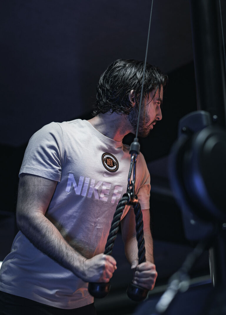 mann-trainiert-im-flex-gym